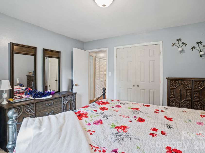 11210 Walking Horse Lane, Charlotte, NC 28215.  MLS# CAR4434271, YatesRealty ID 56500. 