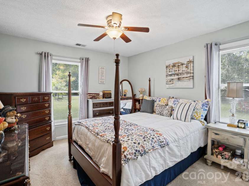 11210 Walking Horse Lane, Charlotte, NC 28215.  MLS# CAR4434271, YatesRealty ID 56500. 