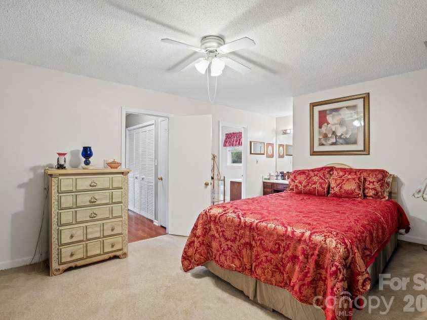 11210 Walking Horse Lane, Charlotte, NC 28215.  MLS# CAR4434271, YatesRealty ID 56500. 