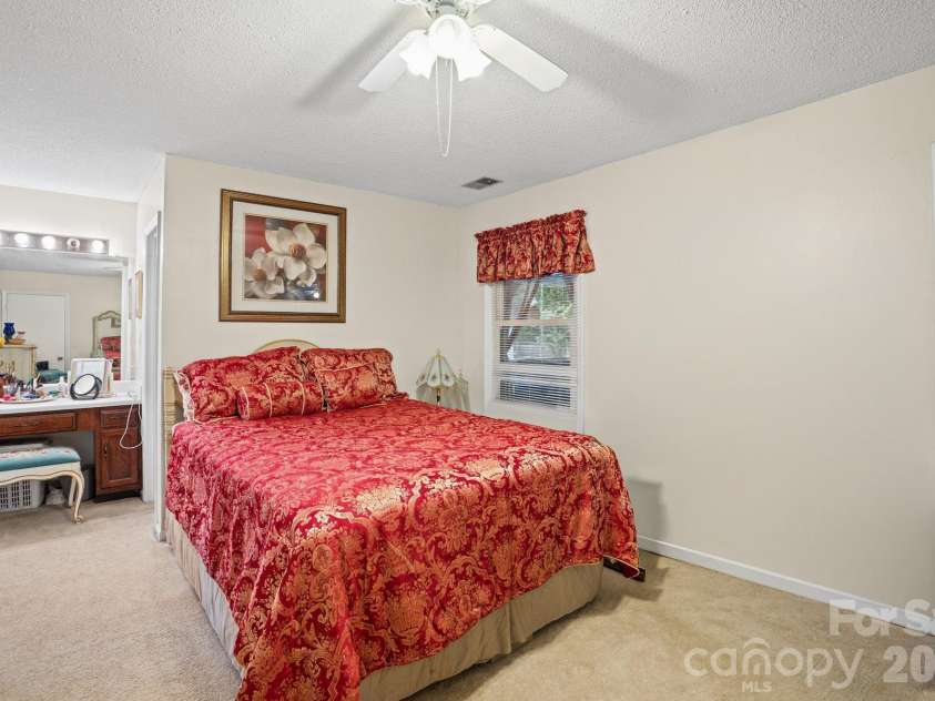 11210 Walking Horse Lane, Charlotte, NC 28215.  MLS# CAR4434271, YatesRealty ID 56500. 