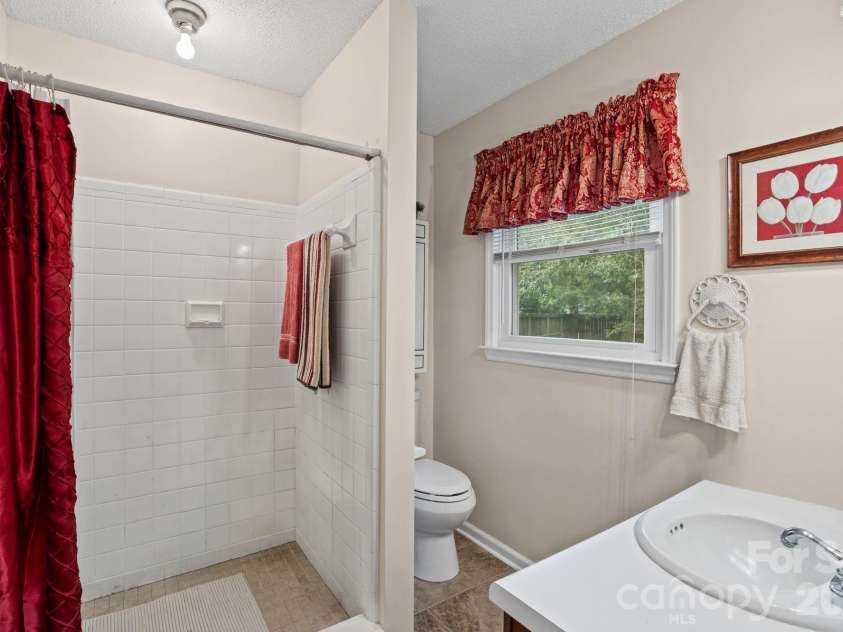 11210 Walking Horse Lane, Charlotte, NC 28215.  MLS# CAR4434271, YatesRealty ID 56500. 