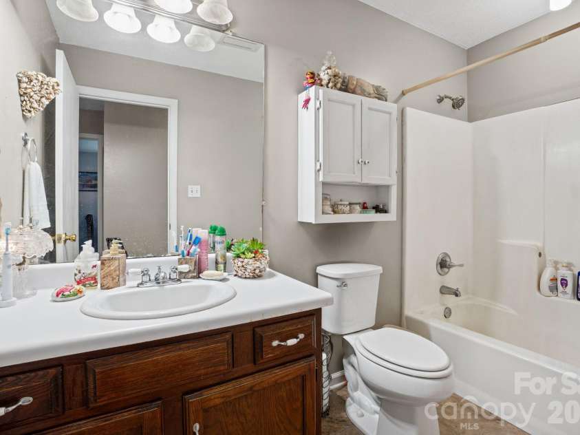 11210 Walking Horse Lane, Charlotte, NC 28215.  MLS# CAR4434271, YatesRealty ID 56500. 