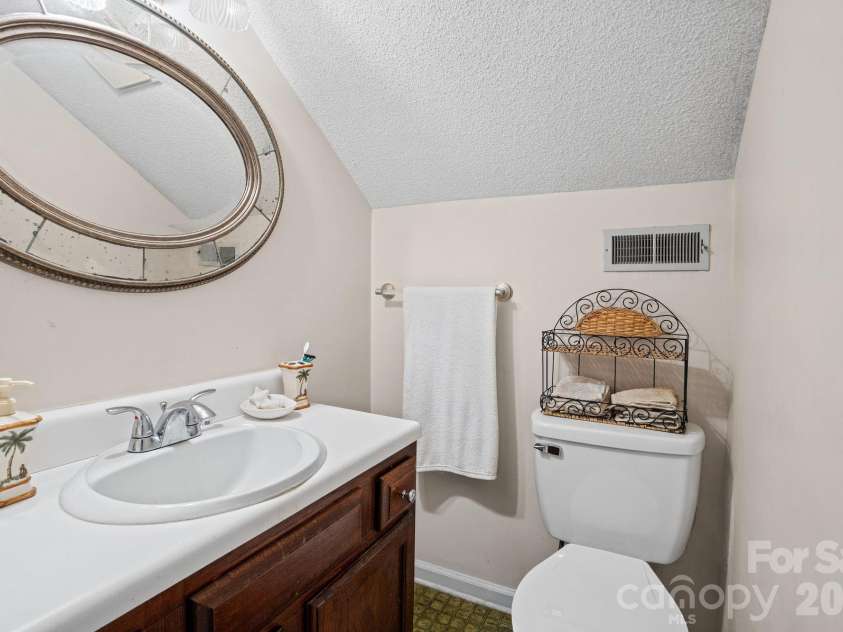 11210 Walking Horse Lane, Charlotte, NC 28215.  MLS# CAR4434271, YatesRealty ID 56500. 