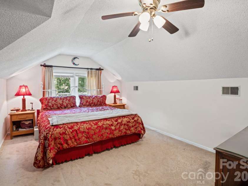 11210 Walking Horse Lane, Charlotte, NC 28215.  MLS# CAR4434271, YatesRealty ID 56500. 