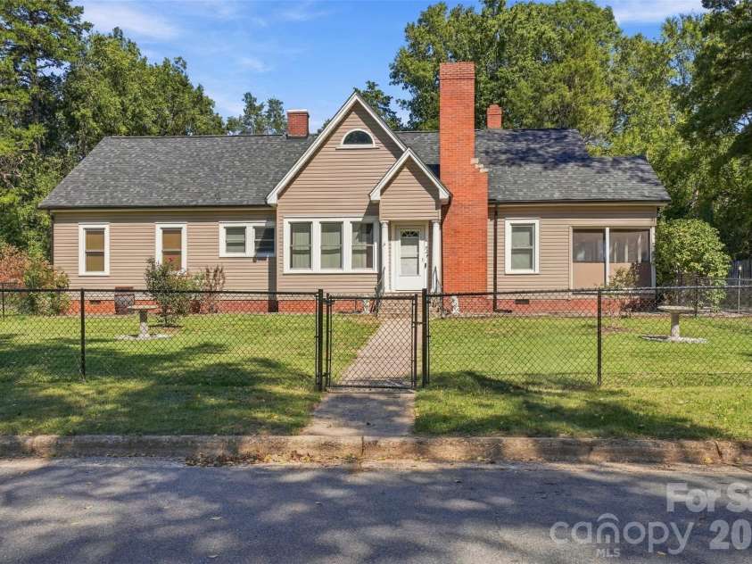 924 Maple Avenue, Salisbury, NC 28144.  MLS# CAR4429731, YatesRealty ID 56504. 