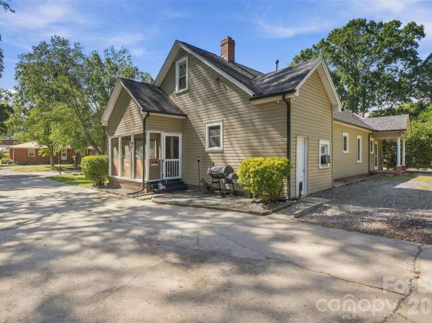 924 Maple Avenue, Salisbury, NC 28144.  MLS# CAR4429731, YatesRealty ID 56504. 