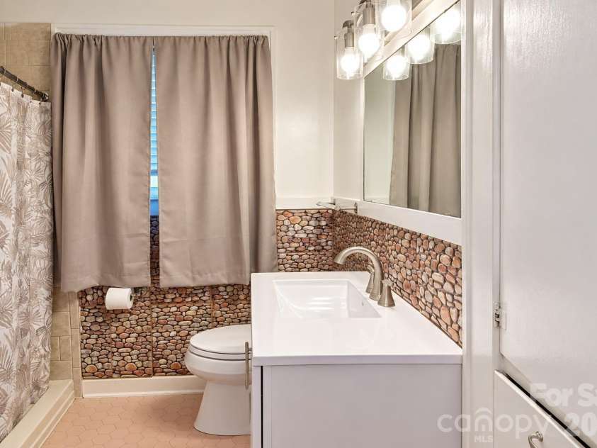 924 Maple Avenue, Salisbury, NC 28144.  MLS# CAR4429731, YatesRealty ID 56504. 