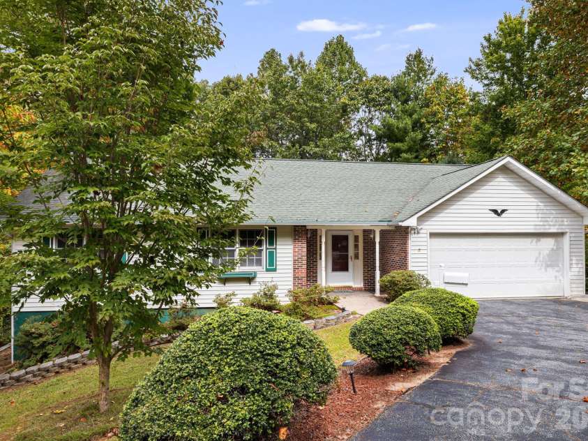 103 Tarragon Place, Flat Rock, NC 28731.  MLS# CAR4432456, YatesRealty ID 56509. Welcome to 103 Tarragon!
