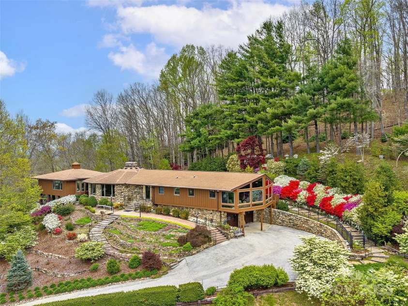 1300 Randy Drive, Hendersonville, NC 28791.  MLS# CAR4246171, YatesRealty ID 5651. 