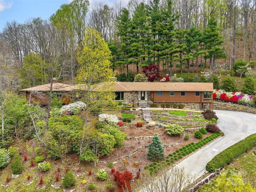 1300 Randy Drive, Hendersonville, NC 28791.  MLS# CAR4246171, YatesRealty ID 5651. 