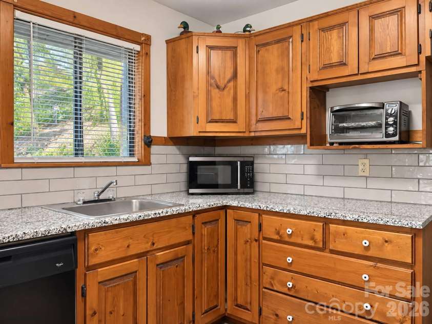 414 Bear Lake Circle, Whittier, NC 28789.  MLS# CAR4434169, YatesRealty ID 56521. 