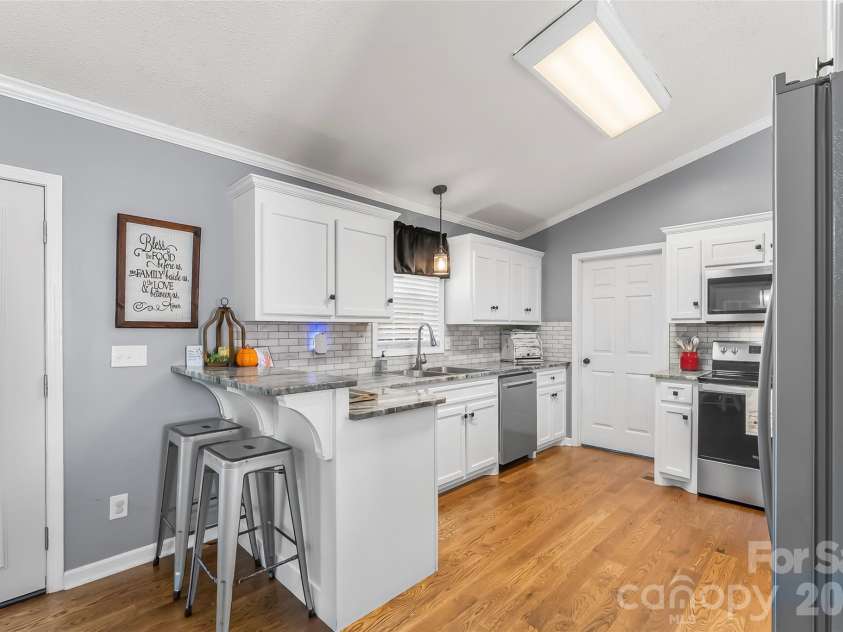 3105 Lyndhurst Drive, Lenoir, NC 28645.  MLS# CAR4434302, YatesRealty ID 56525. 