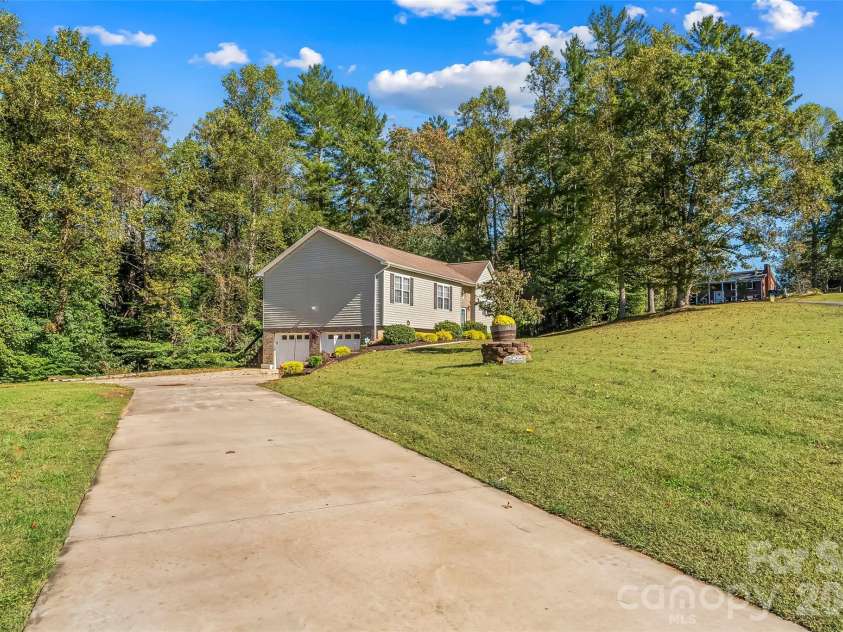 3105 Lyndhurst Drive, Lenoir, NC 28645.  MLS# CAR4434302, YatesRealty ID 56525. 