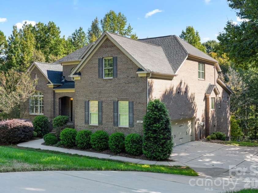 287 Walking Horse Trail, Davidson, NC 28036.  MLS# CAR4432331, YatesRealty ID 56535. 3 Car Garage