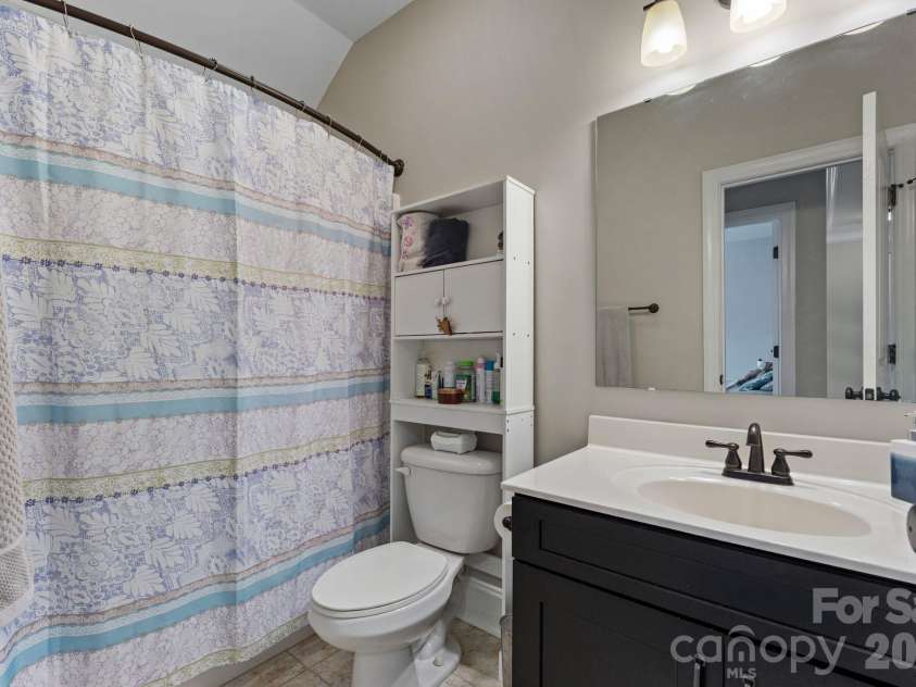 287 Walking Horse Trail, Davidson, NC 28036.  MLS# CAR4432331, YatesRealty ID 56535. Upper Level Hall Bathroom