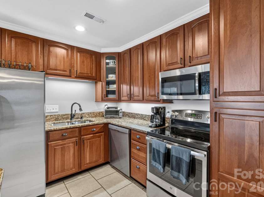 822 Southwest Drive, Davidson, NC 28036.  MLS# CAR4434599, YatesRealty ID 56541. 
