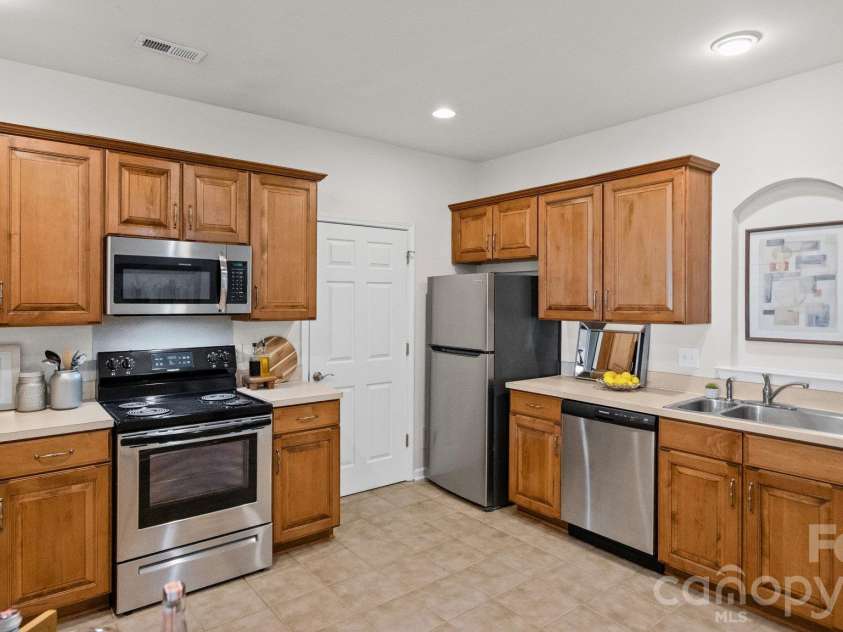 3250 Margellina Drive, Charlotte, NC 28210.  MLS# CAR4434445, YatesRealty ID 56542. 