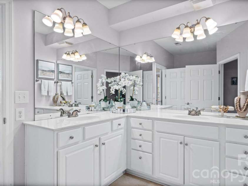 3250 Margellina Drive, Charlotte, NC 28210.  MLS# CAR4434445, YatesRealty ID 56542. 