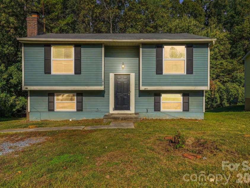 1010 Glenfiddich Drive, Charlotte, NC 28215.  MLS# CAR4434541, YatesRealty ID 56558. 