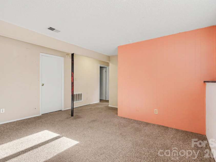 1010 Glenfiddich Drive, Charlotte, NC 28215.  MLS# CAR4434541, YatesRealty ID 56558. 