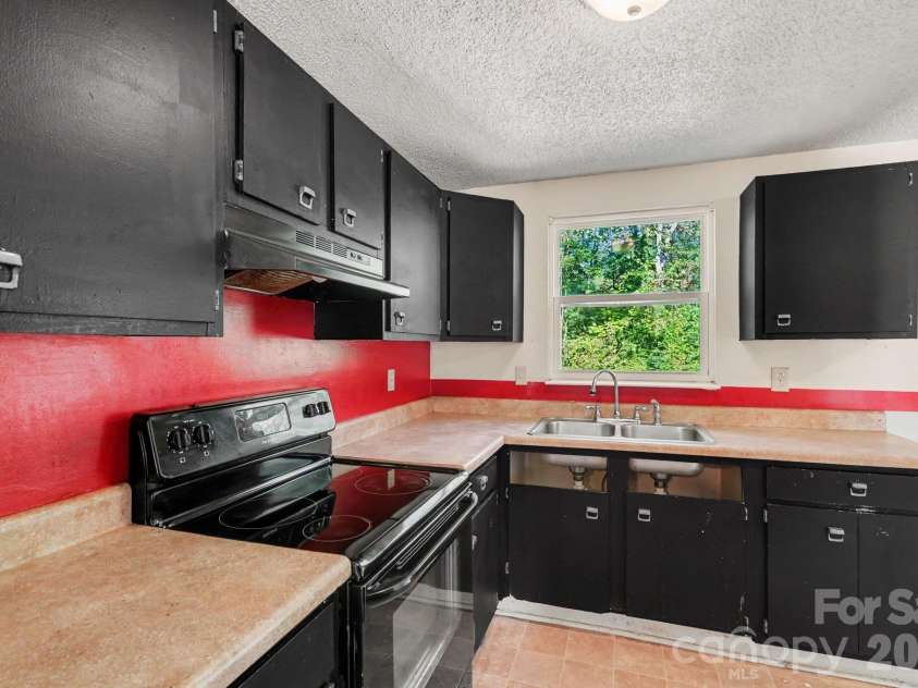 1010 Glenfiddich Drive, Charlotte, NC 28215.  MLS# CAR4434541, YatesRealty ID 56558. 