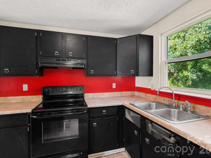 1010 Glenfiddich Drive, Charlotte, NC 28215.  MLS# CAR4434541, YatesRealty ID 56558. 
