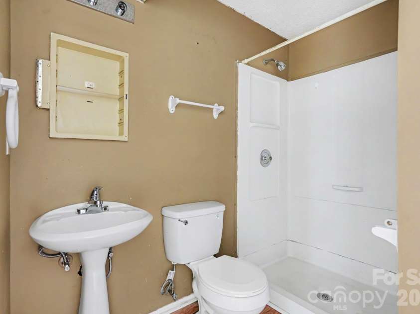 1010 Glenfiddich Drive, Charlotte, NC 28215.  MLS# CAR4434541, YatesRealty ID 56558. 