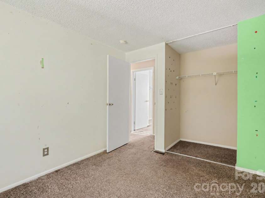 1010 Glenfiddich Drive, Charlotte, NC 28215.  MLS# CAR4434541, YatesRealty ID 56558. 