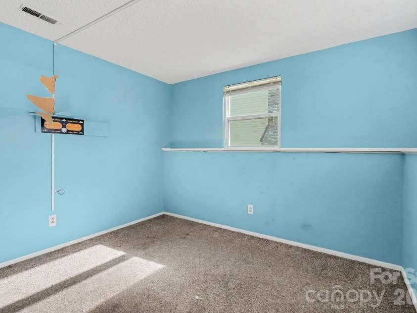 1010 Glenfiddich Drive, Charlotte, NC 28215.  MLS# CAR4434541, YatesRealty ID 56558. 