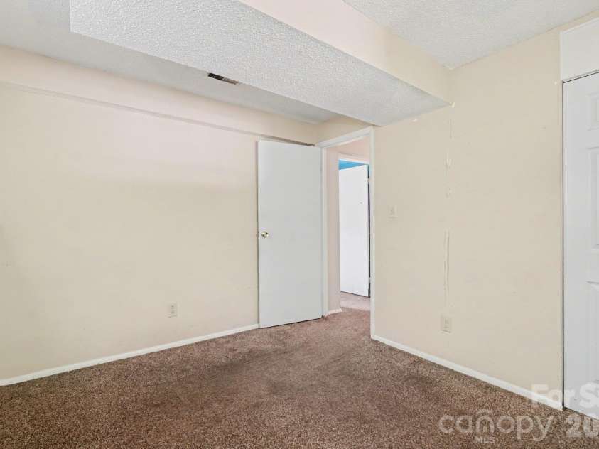 1010 Glenfiddich Drive, Charlotte, NC 28215.  MLS# CAR4434541, YatesRealty ID 56558. 