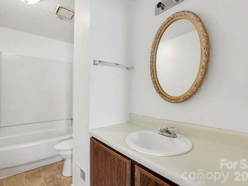 1010 Glenfiddich Drive, Charlotte, NC 28215.  MLS# CAR4434541, YatesRealty ID 56558. 