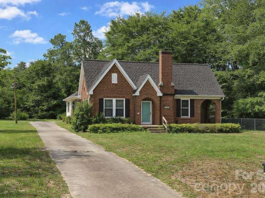 509 Hilton Street, Kershaw, SC 29067.  MLS# CAR4354734, YatesRealty ID 5656. 509 E Hilton St Kershaw