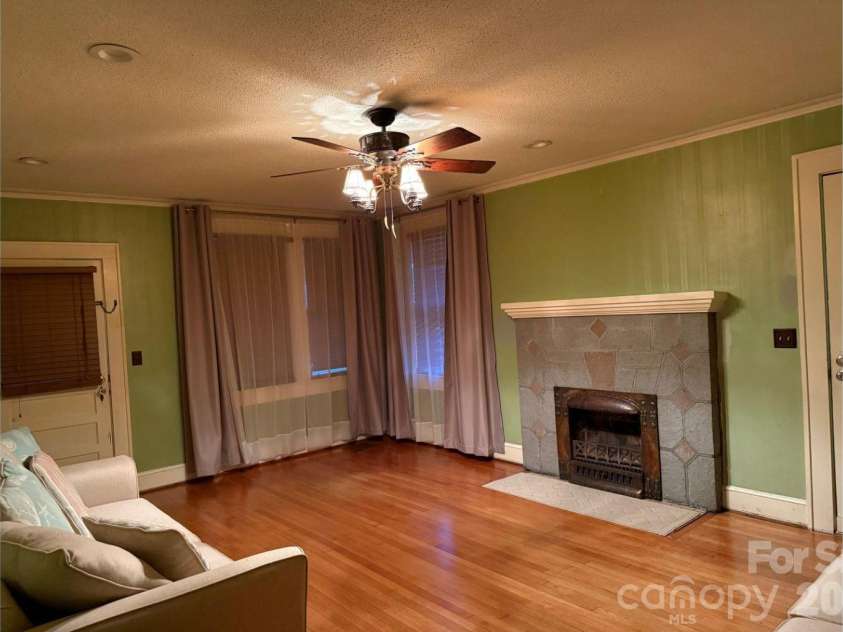 509 Hilton Street, Kershaw, SC 29067.  MLS# CAR4354734, YatesRealty ID 5656. Front Livingroom