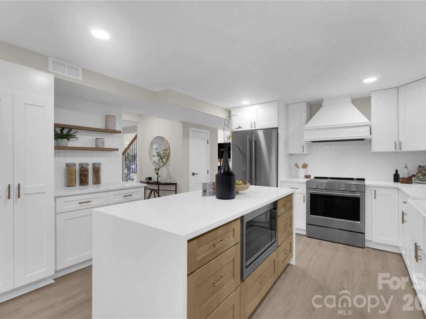 512 Morning Dale Road, Matthews, NC 28105.  MLS# CAR4431332, YatesRealty ID 56566. 