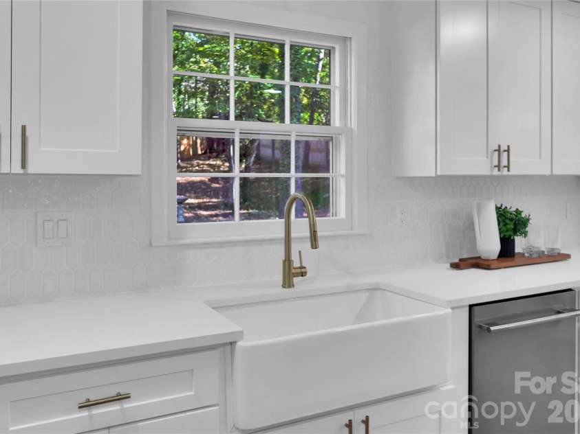 512 Morning Dale Road, Matthews, NC 28105.  MLS# CAR4431332, YatesRealty ID 56566. 