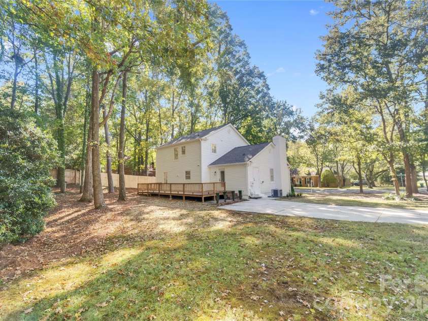 512 Morning Dale Road, Matthews, NC 28105.  MLS# CAR4431332, YatesRealty ID 56566. 