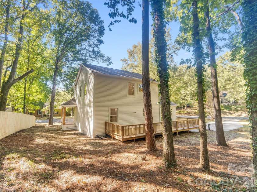 512 Morning Dale Road, Matthews, NC 28105.  MLS# CAR4431332, YatesRealty ID 56566. 