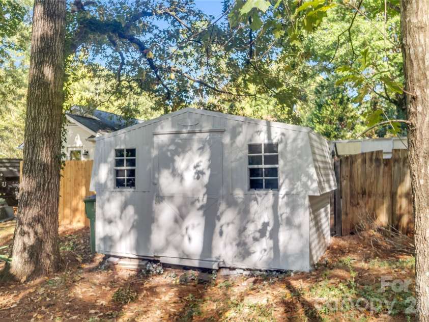 512 Morning Dale Road, Matthews, NC 28105.  MLS# CAR4431332, YatesRealty ID 56566. 