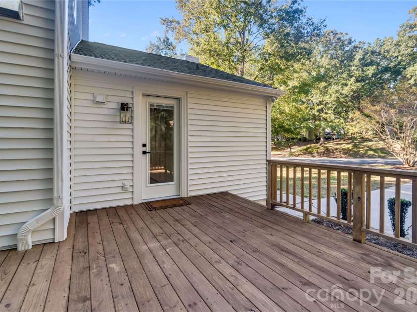 512 Morning Dale Road, Matthews, NC 28105.  MLS# CAR4431332, YatesRealty ID 56566. 