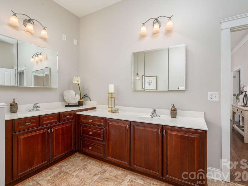 113 Ft. William Avenue, Belmont, NC 28012.  MLS# CAR4431980, YatesRealty ID 56574. Primary bath