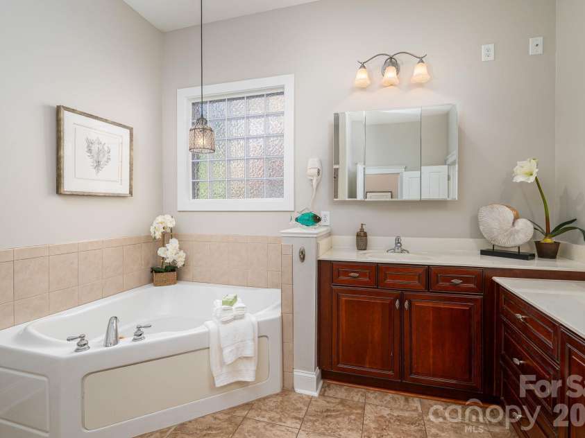 113 Ft. William Avenue, Belmont, NC 28012.  MLS# CAR4431980, YatesRealty ID 56574. Primary bath