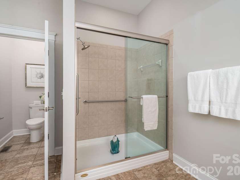 113 Ft. William Avenue, Belmont, NC 28012.  MLS# CAR4431980, YatesRealty ID 56574. Primary bath