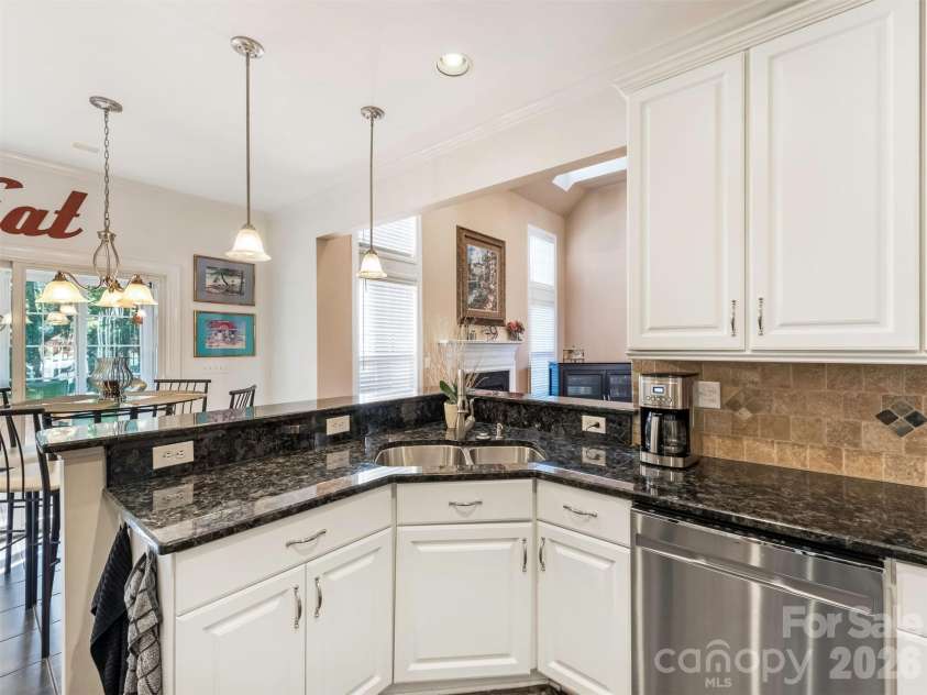 714 Corinthian Place, Charlotte, NC 28211.  MLS# CAR4430064, YatesRealty ID 56576. 