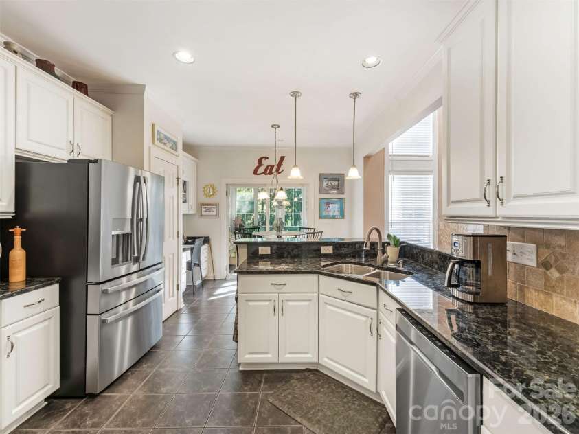714 Corinthian Place, Charlotte, NC 28211.  MLS# CAR4430064, YatesRealty ID 56576. 