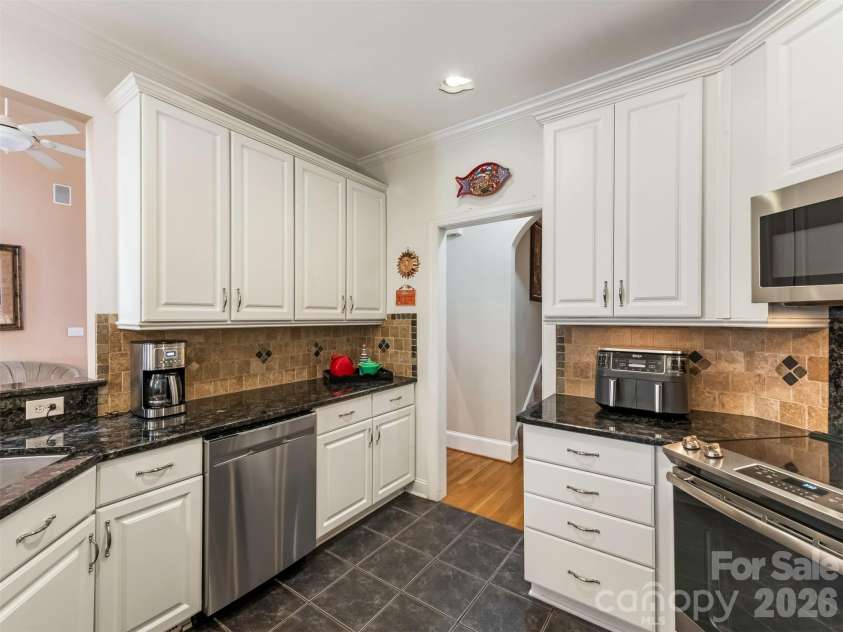 714 Corinthian Place, Charlotte, NC 28211.  MLS# CAR4430064, YatesRealty ID 56576. 
