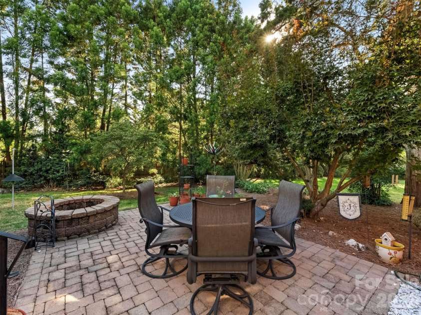 714 Corinthian Place, Charlotte, NC 28211.  MLS# CAR4430064, YatesRealty ID 56576. 