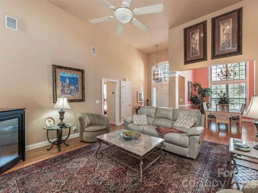 714 Corinthian Place, Charlotte, NC 28211.  MLS# CAR4430064, YatesRealty ID 56576. Great room