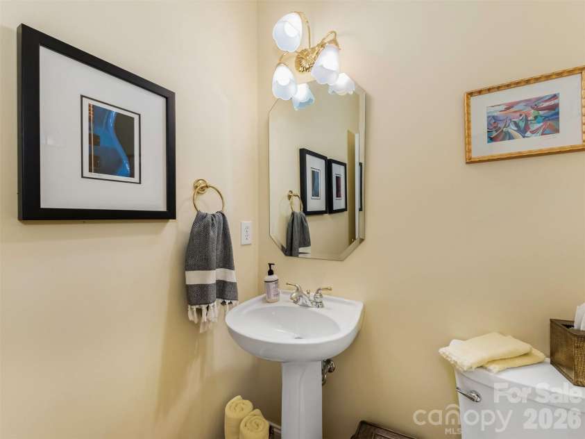 714 Corinthian Place, Charlotte, NC 28211.  MLS# CAR4430064, YatesRealty ID 56576. Half bath