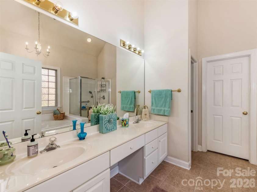 714 Corinthian Place, Charlotte, NC 28211.  MLS# CAR4430064, YatesRealty ID 56576. Primary Bath