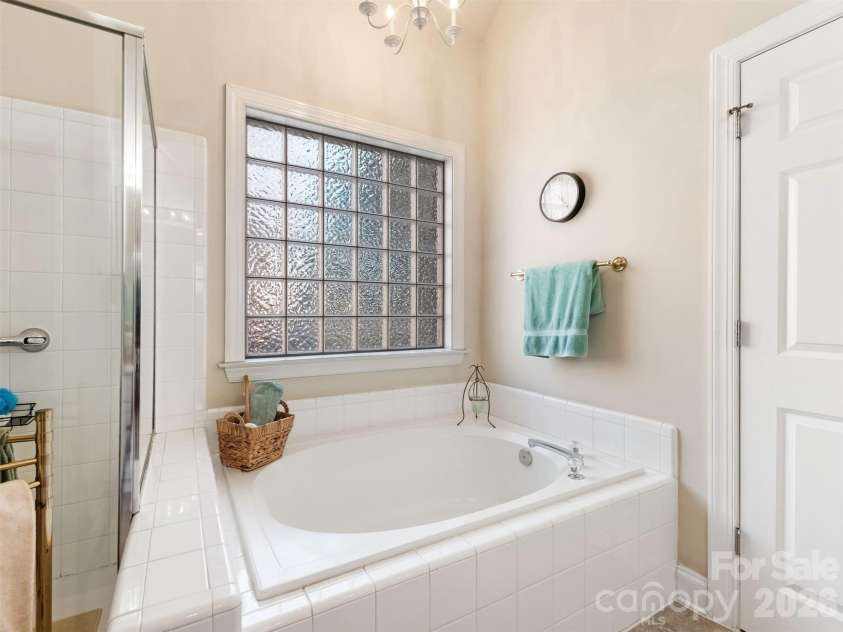 714 Corinthian Place, Charlotte, NC 28211.  MLS# CAR4430064, YatesRealty ID 56576. Primary bath